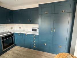 Blue 5-piece shaker design for ergonomic kitchen in Dorset | Raison Home - 1