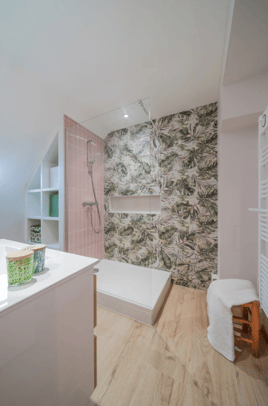 Salle de bain moderne rose et blanche à Blois | Raison Home - 1