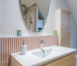 Salle de bain moderne rose et blanche à Blois | Raison Home - 2