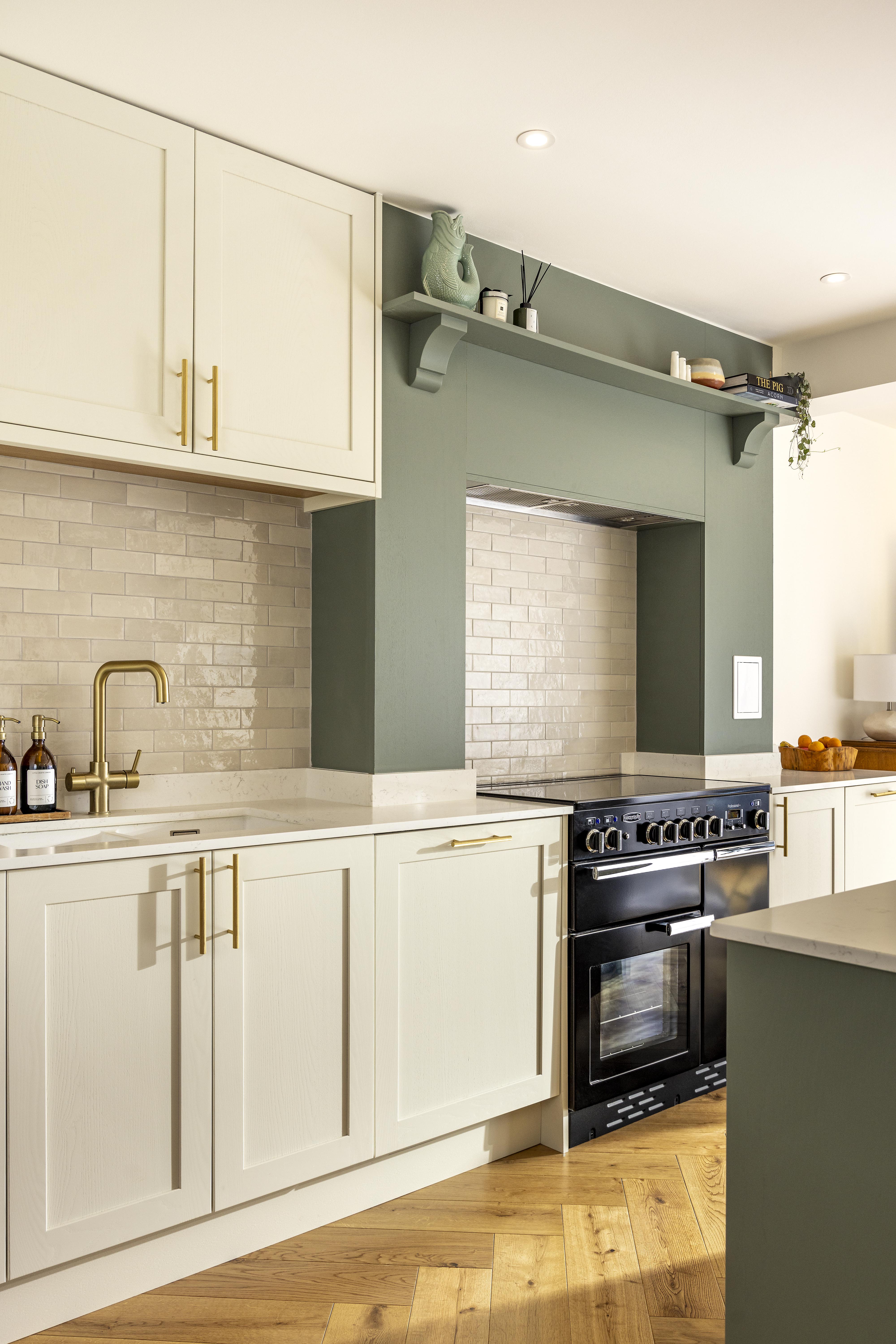 Porcelain and green shaker kitchen in London | Raison Home - 3