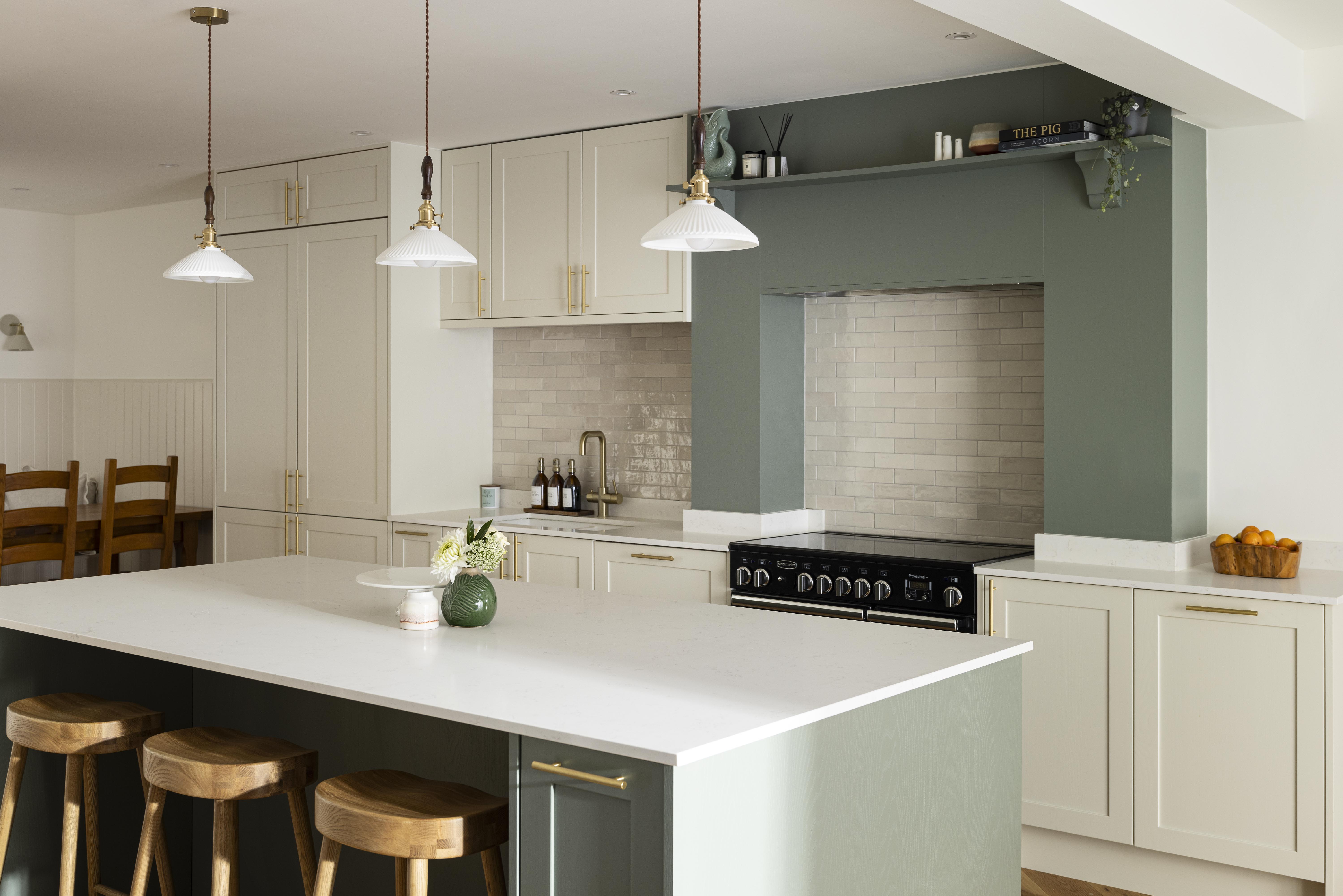 Porcelain and green shaker kitchen in London | Raison Home - 1