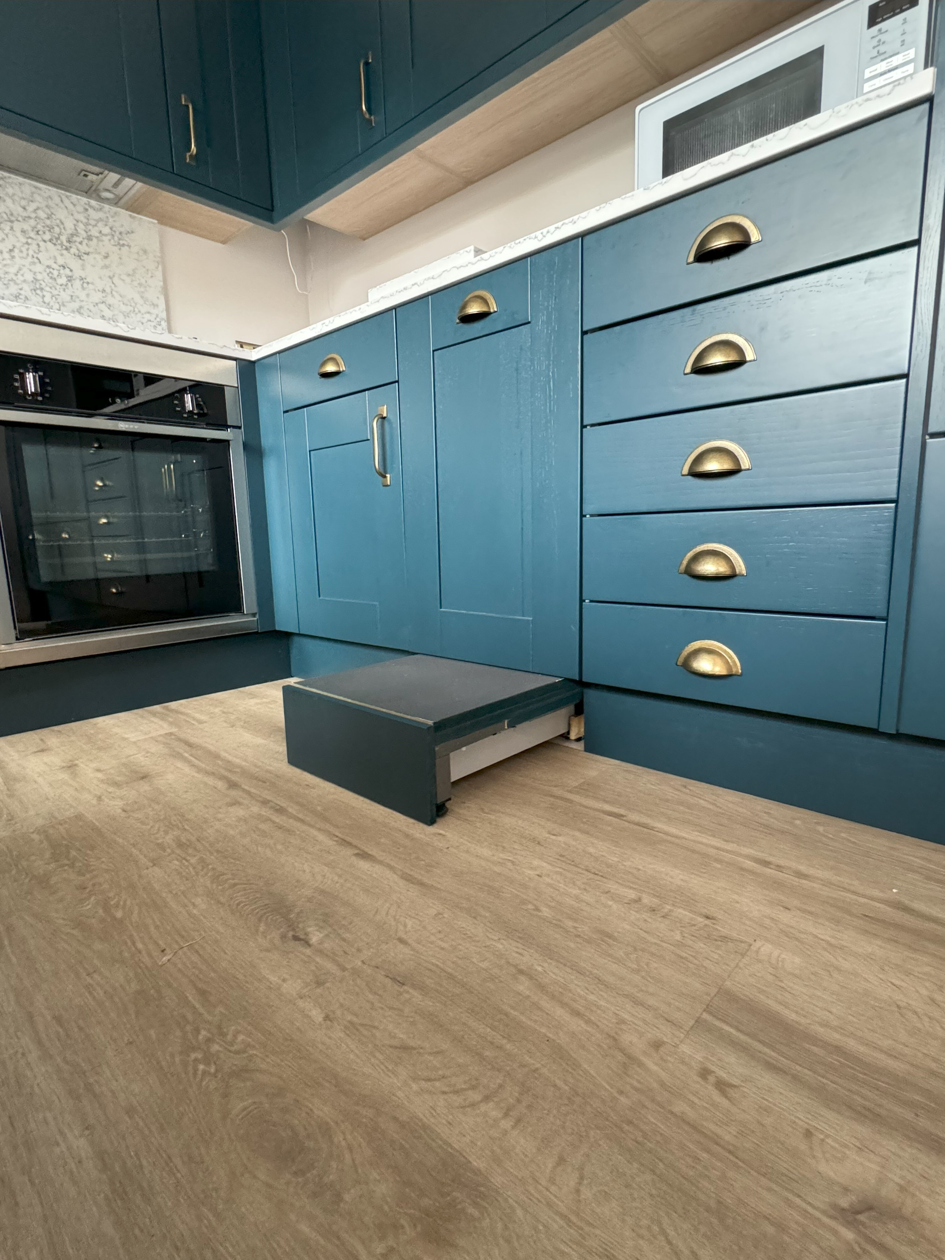 Blue 5-piece shaker design for ergonomic kitchen in Dorset 6