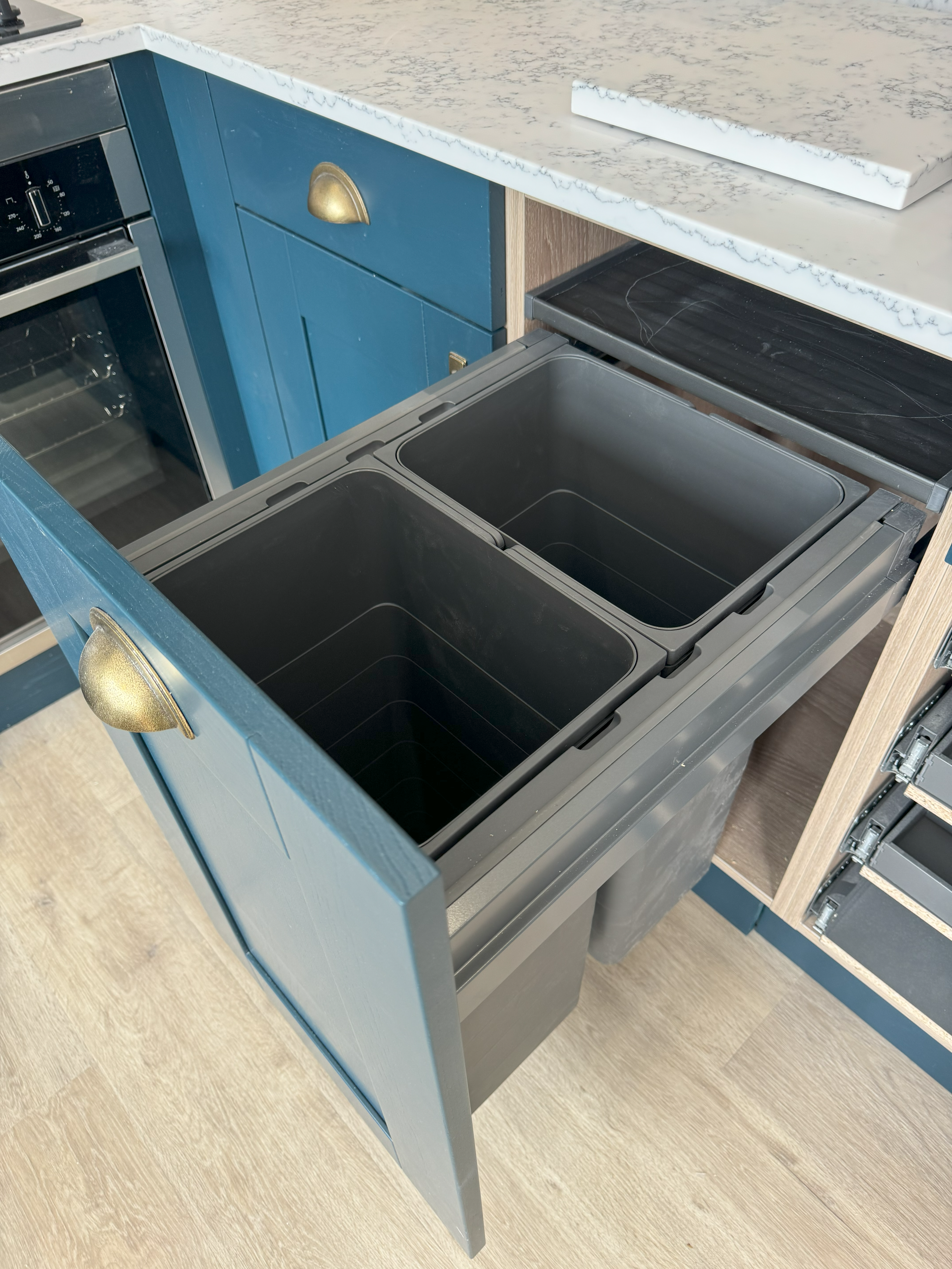 Blue 5-piece shaker design for ergonomic kitchen in Dorset 5