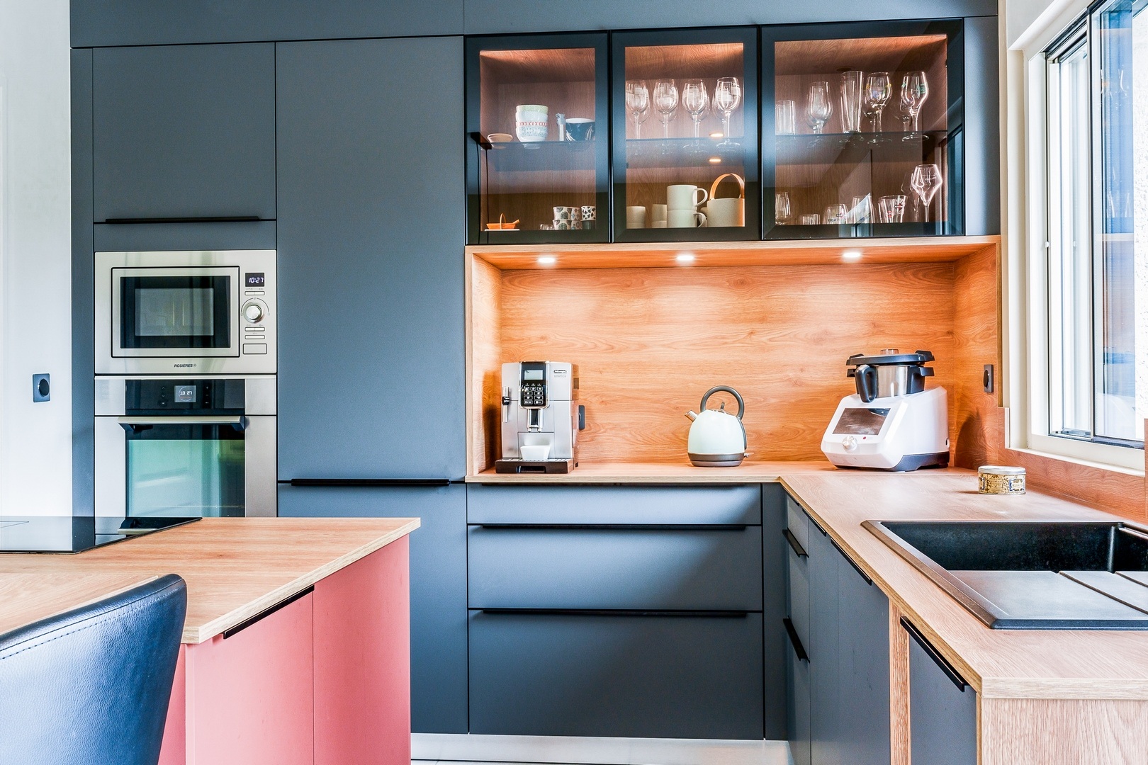 Cuisine fermée bleu gris et bois de style moderne avec verrière à Blois  1