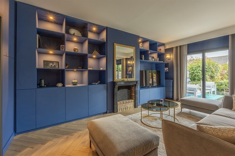 Living room with blue decorative bookcase 1