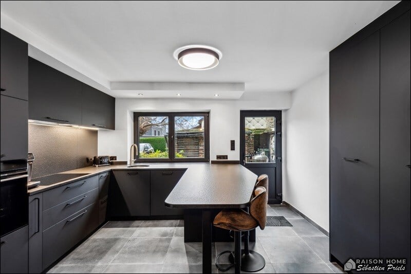 Cuisine moderne totalement noire à Marchin | Raison Home - 3