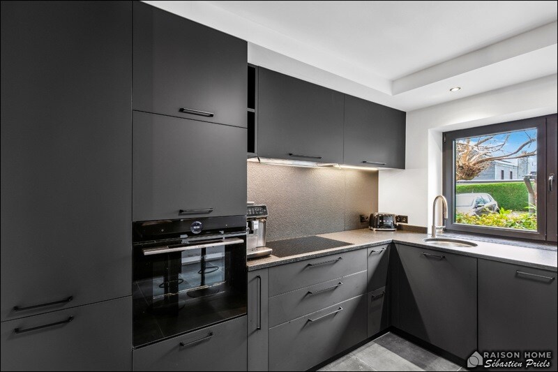 Cuisine moderne totalement noire à Marchin | Raison Home - 7