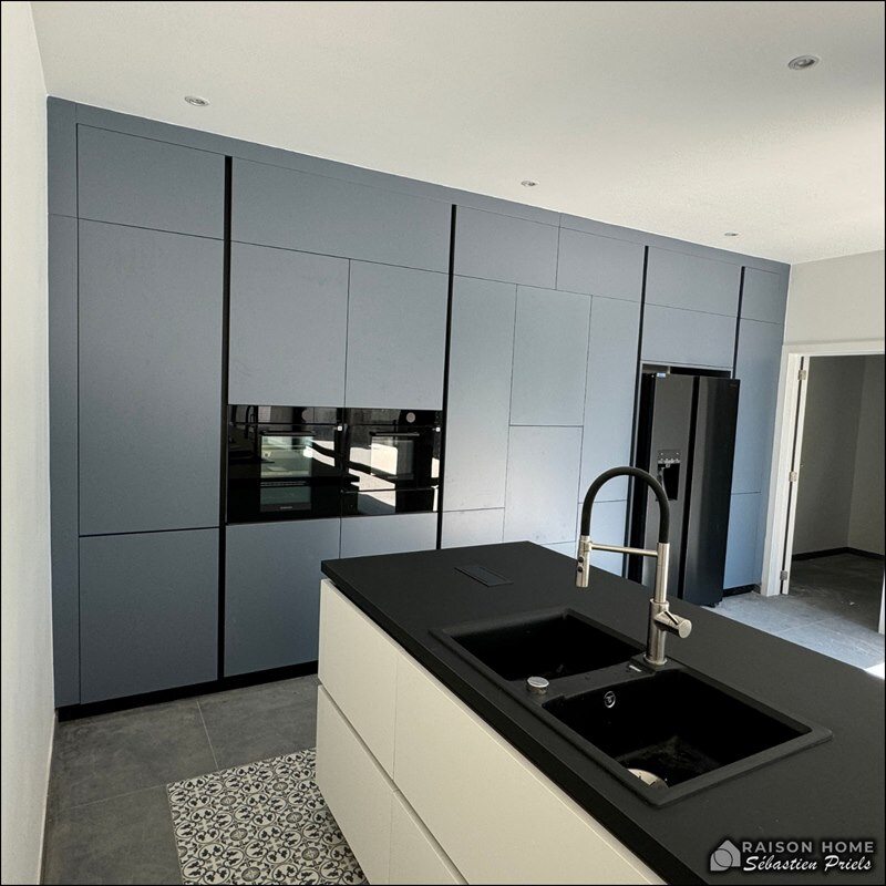 Cuisine ouverte de style moderne noir, blanc et bleu à Namur | Raison Home - 6