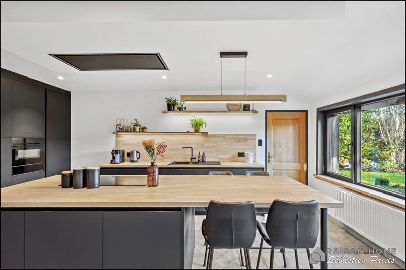 Cuisine fermée de style moderne bois et noir à Modave | Raison Home - 1