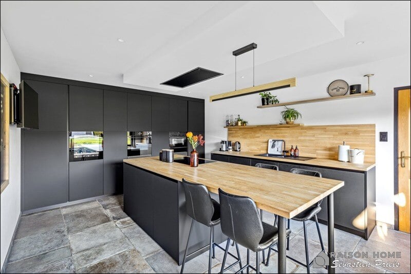 Cuisine fermée de style moderne bois et noir à Modave | Raison Home - 2