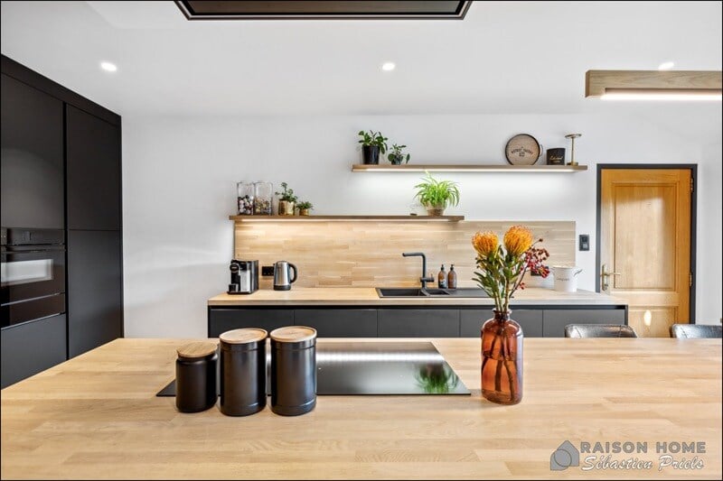 Cuisine fermée de style moderne bois et noir à Modave | Raison Home - 6