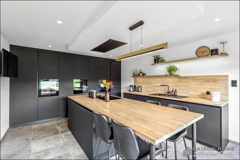 Cuisine fermée de style moderne bois et noir à Modave | Raison Home - 9