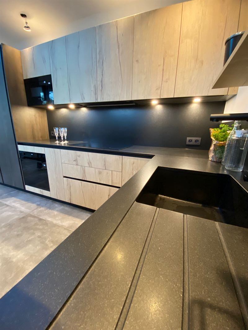 Cuisine ouverte de style moderne bois et noir à Dilbeek | Raison Home - 7