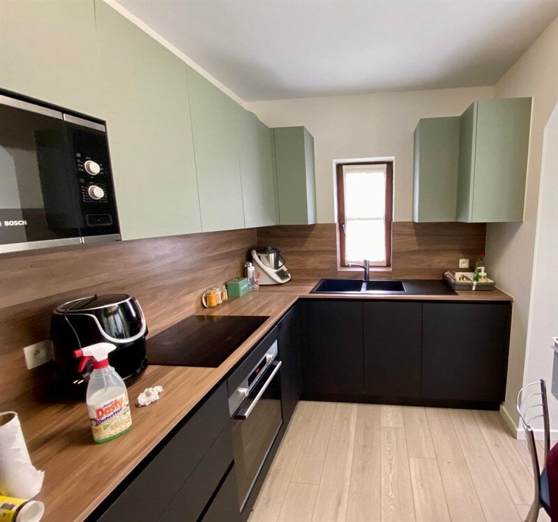 Cuisine fermée de style moderne bois, noir et vert à Bruxelles | Raison Home - 3