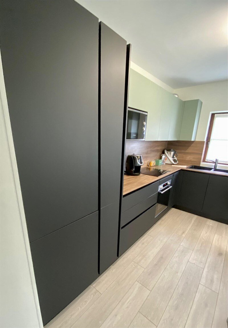 Cuisine fermée de style moderne bois, noir et vert à Bruxelles | Raison Home - 6