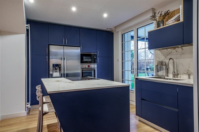 Cuisine fermée de style moderne bleu à St Avertin | Raison Home - 1