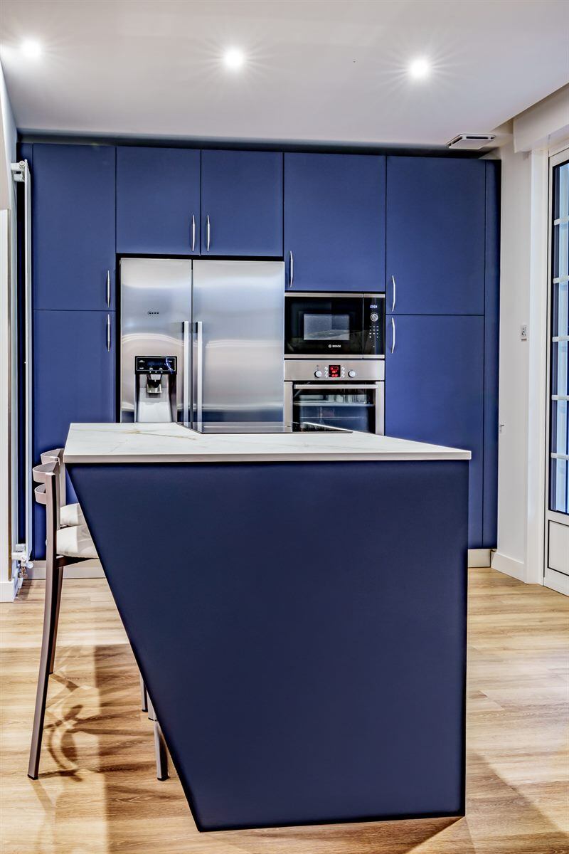 Cuisine fermée de style moderne bleu à St Avertin | Raison Home - 3