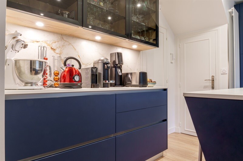 Cuisine fermée de style moderne bleu à St Avertin | Raison Home - 4