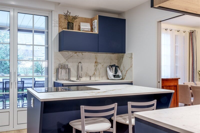 Cuisine fermée de style moderne bleu à St Avertin | Raison Home - 5