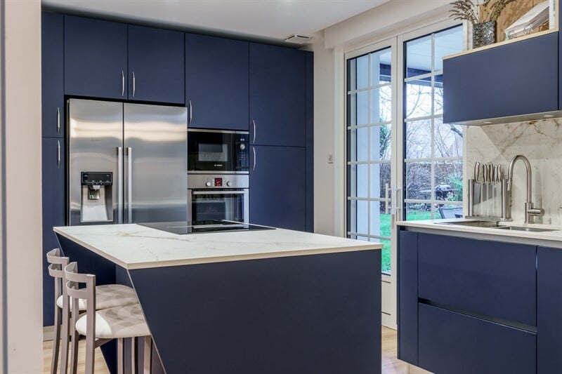 Cuisine fermée de style moderne bleu à St Avertin | Raison Home - 6