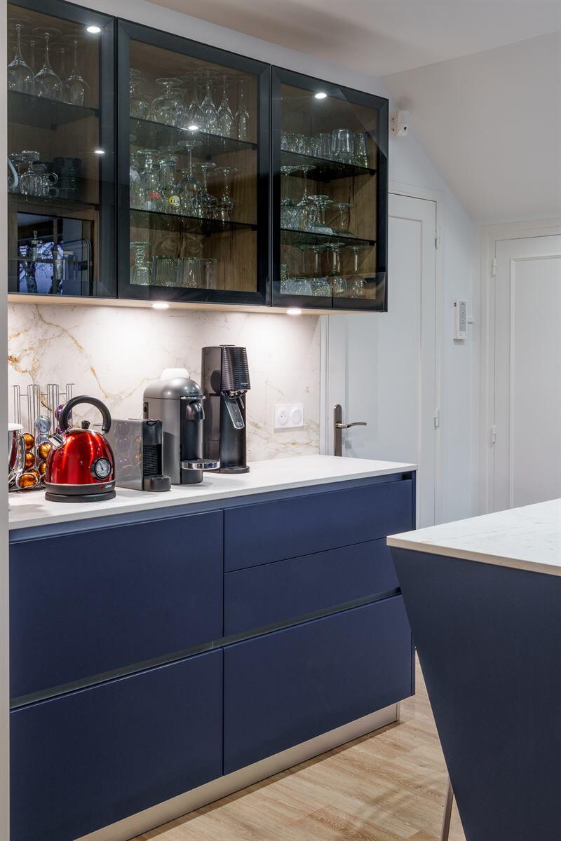 Cuisine fermée de style moderne bleu à St Avertin | Raison Home - 7