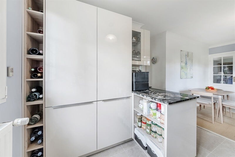 Cuisine moderne beige avec plan de travail en pierre au Monts-d'Andaine | Raison Home - 10