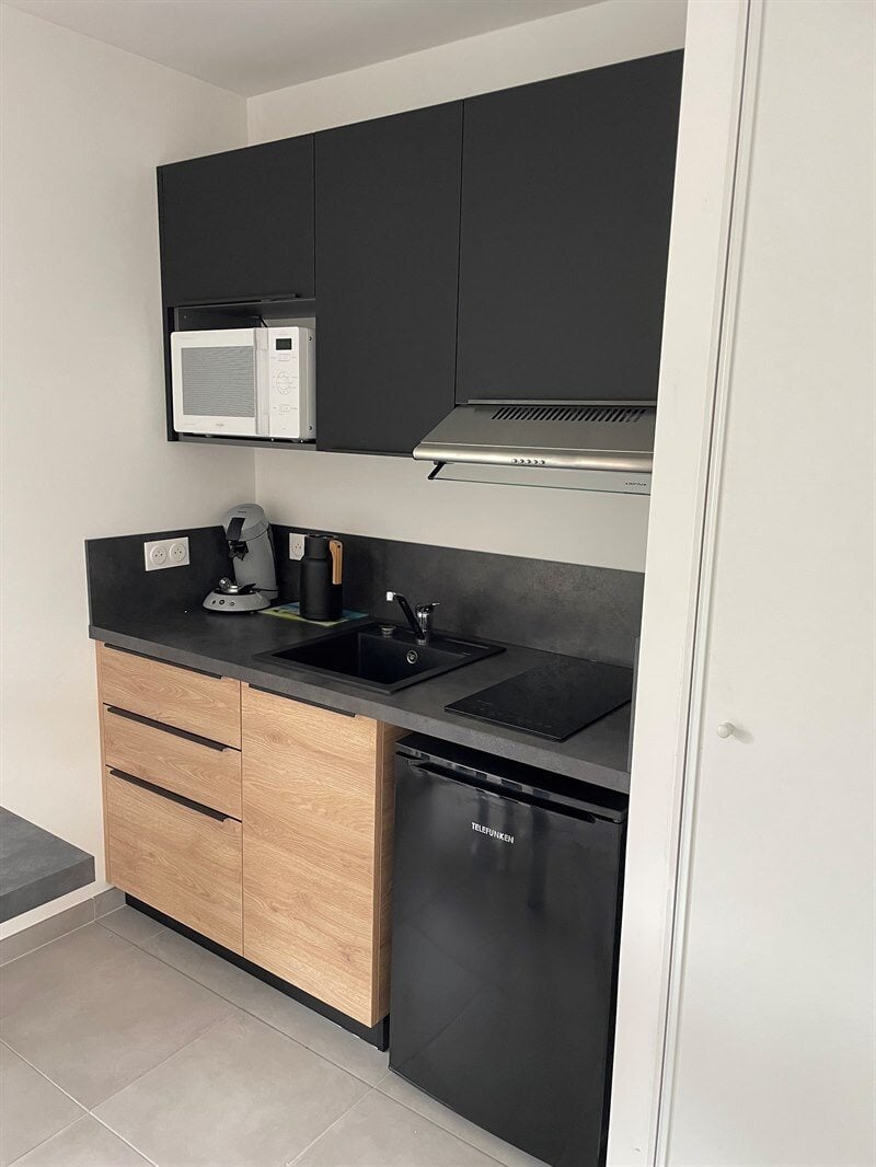 Cuisine ouverte de style moderne bois et noir à Nivillac | Raison Home - 3