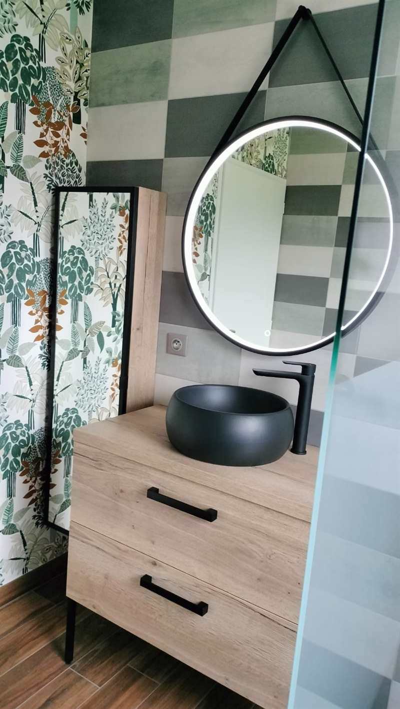 Salle de bains ouverte de style moderne bois à La Verrie | Raison Home - 1