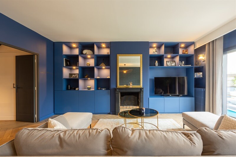 Salon-séjour avec bibliothèque déco bleu au Havre | Raison Home - 2