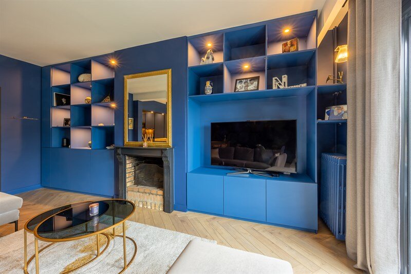 Salon-séjour avec bibliothèque déco bleu au Havre | Raison Home - 3