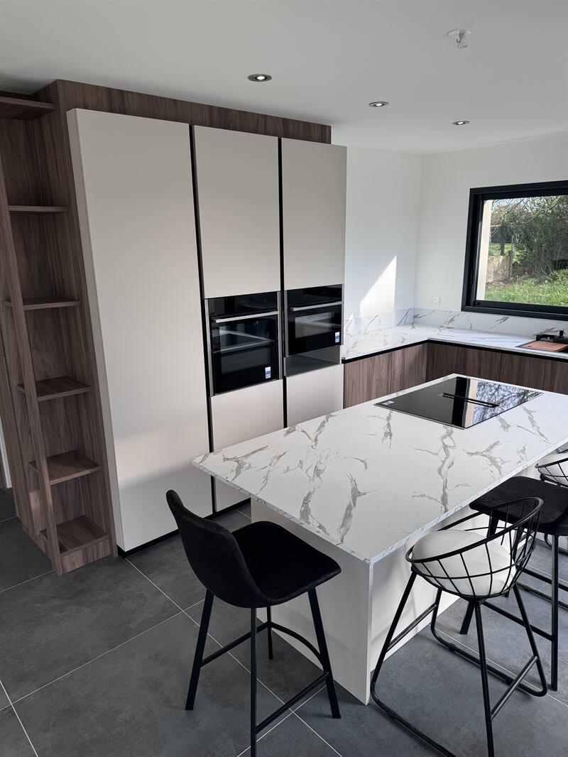 Cuisine ouverte de style contemporain bois et beige à Vannes | Raison Home - 2