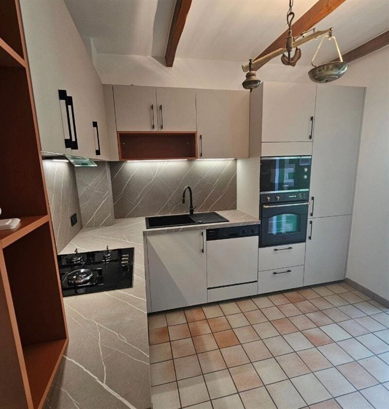 Cuisine fermée de style moderne beige à Savigny-sur-Orge  | Raison Home - 1