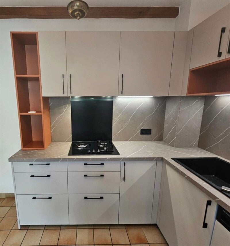 Cuisine fermée de style moderne beige à Savigny-sur-Orge  | Raison Home - 2