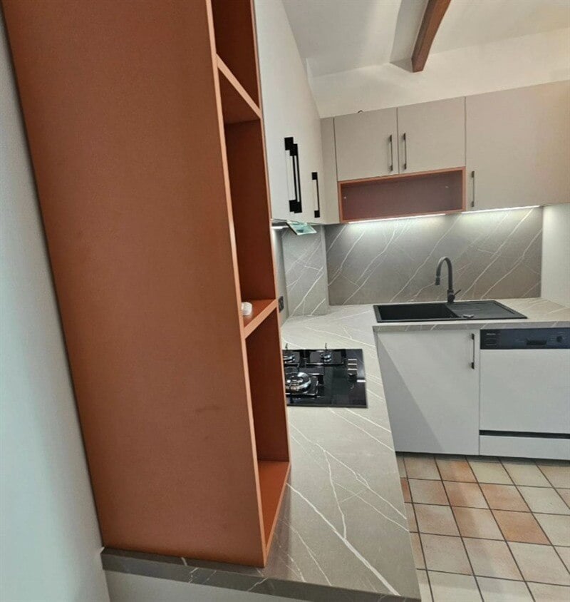 Cuisine fermée de style moderne beige à Savigny-sur-Orge  | Raison Home - 8