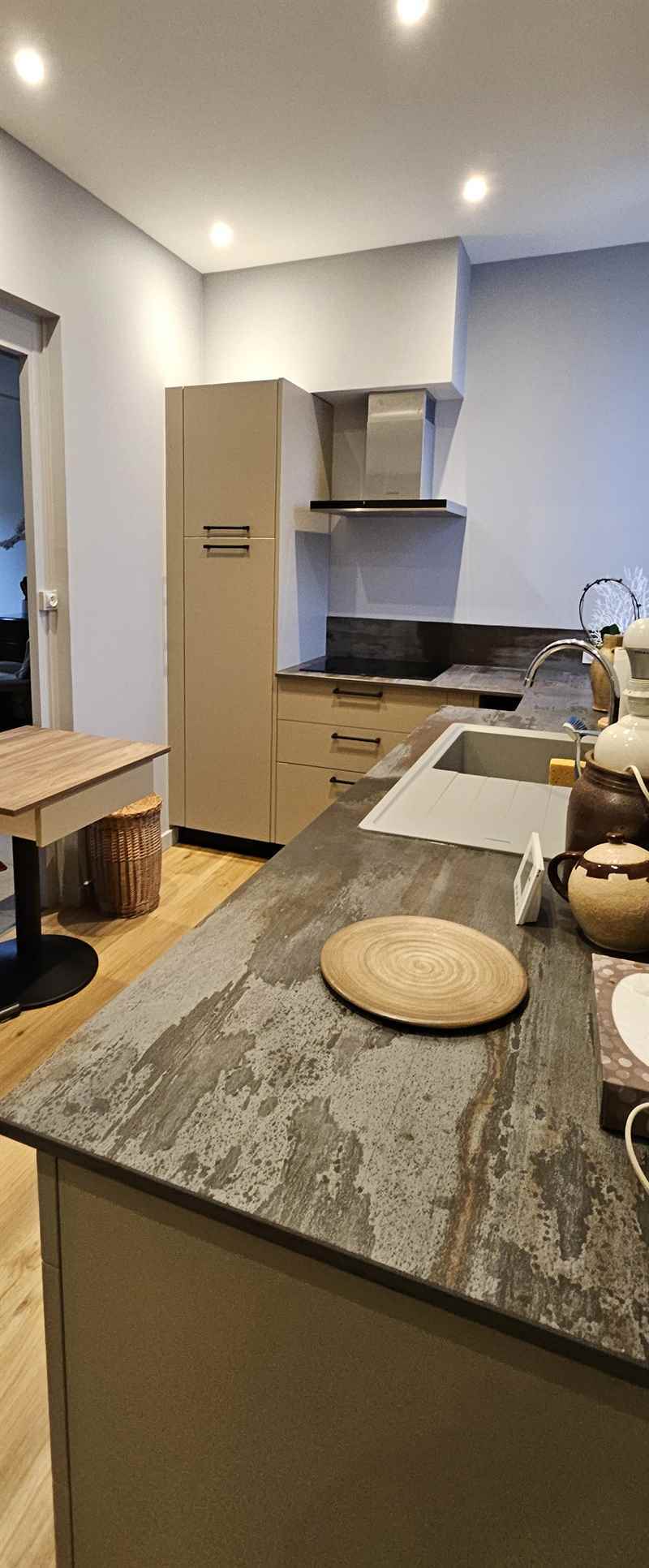 Cuisine moderne beige et plan de travail en Dekton à Limas 1