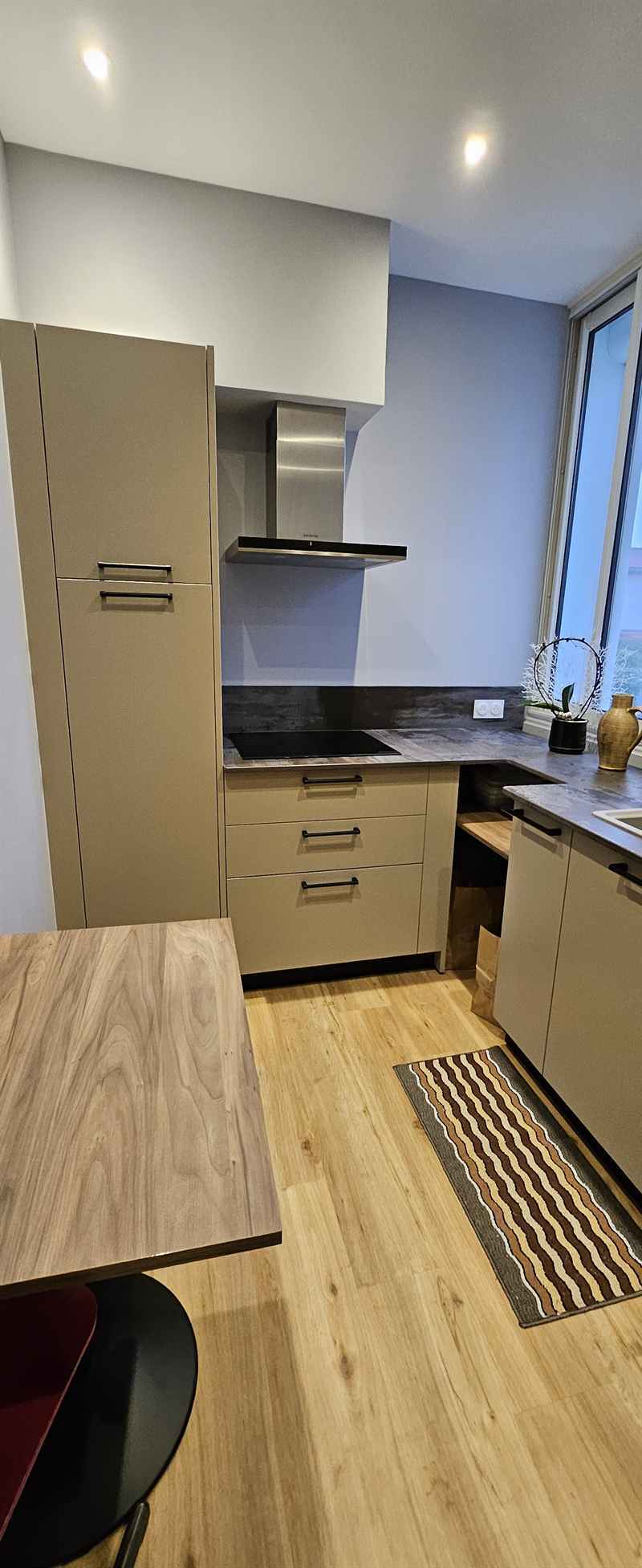 Cuisine moderne beige et plan de travail en Dekton à Limas 2