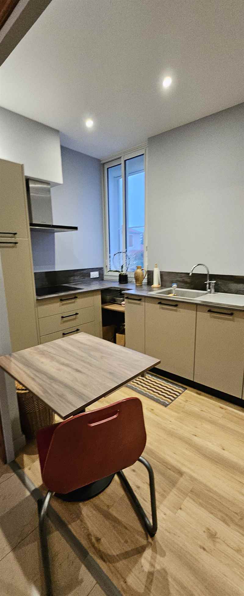 Cuisine moderne beige et plan de travail en Dekton à Limas 5