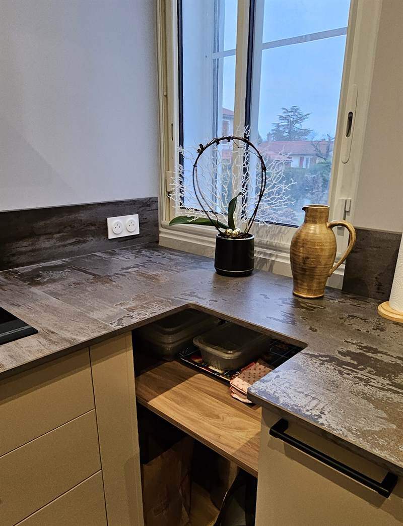 Cuisine moderne beige et plan de travail en Dekton à Limas 6