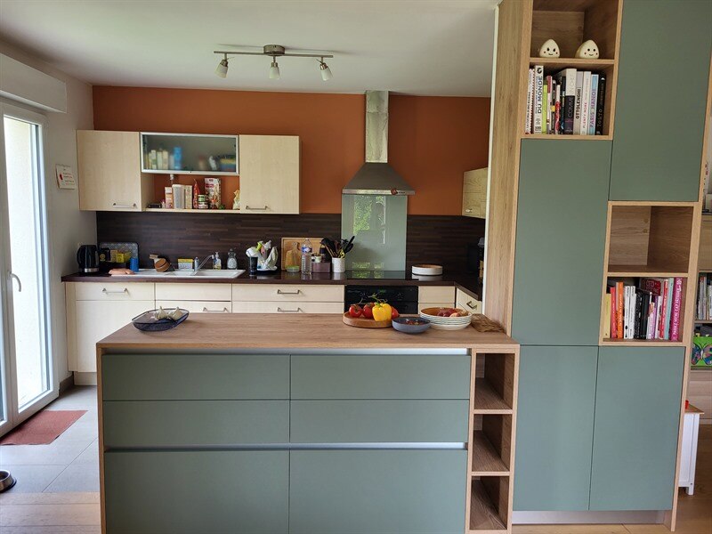 Cuisine ouverte de style contemporain bois et vert à Vertou | Raison Home - 1