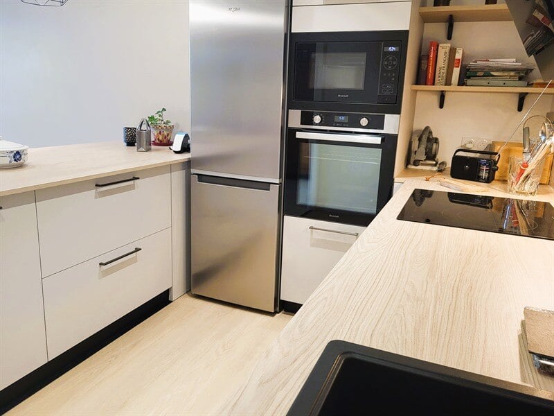 Cuisine ouverte de style moderne bois et beige à Château-Thébaud | Raison Home - 3