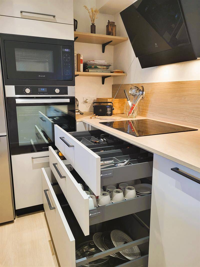 Cuisine ouverte de style moderne bois et beige à Château-Thébaud | Raison Home - 5