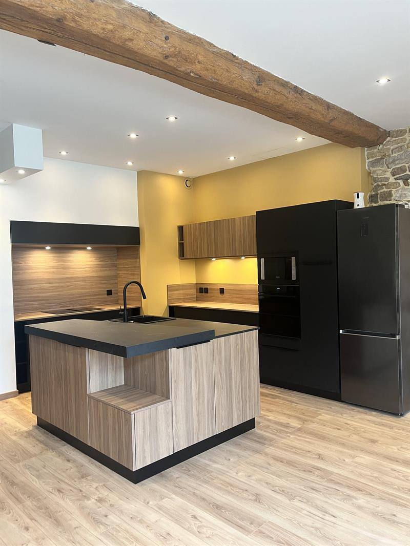 Cuisine ouverte de style moderne bois et noir à Legny | Raison Home - 1