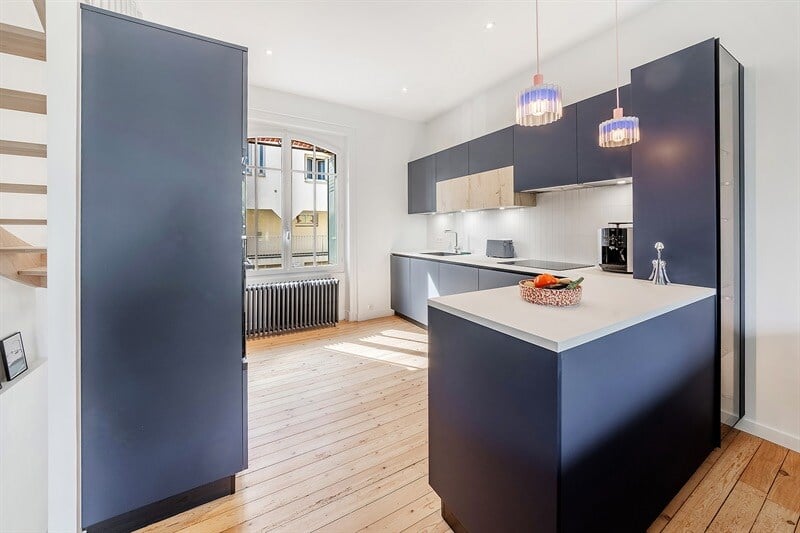 Cuisine ouverte de style moderne bleu à Nantes | Raison Home - 1