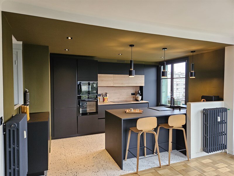 Cuisine ouverte de style moderne bois et noir à Nantes | Raison Home - 1