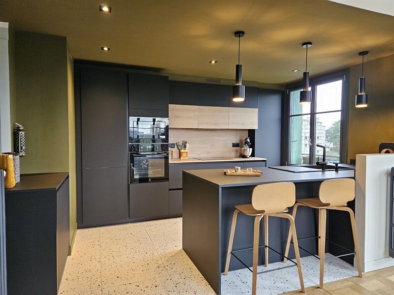 Cuisine ouverte de style moderne bois et noir à Nantes | Raison Home - 2