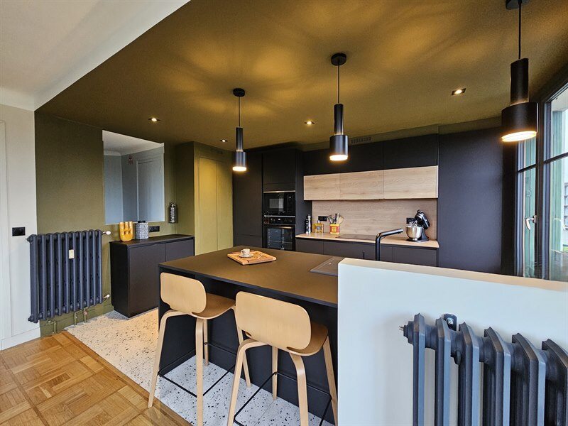 Cuisine ouverte de style moderne bois et noir à Nantes | Raison Home - 4