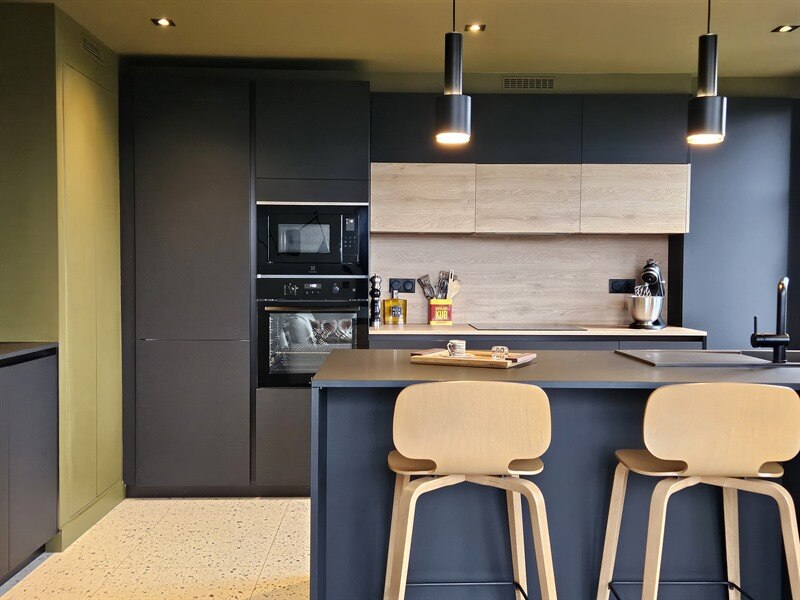 Cuisine ouverte de style moderne bois et noir à Nantes | Raison Home - 5