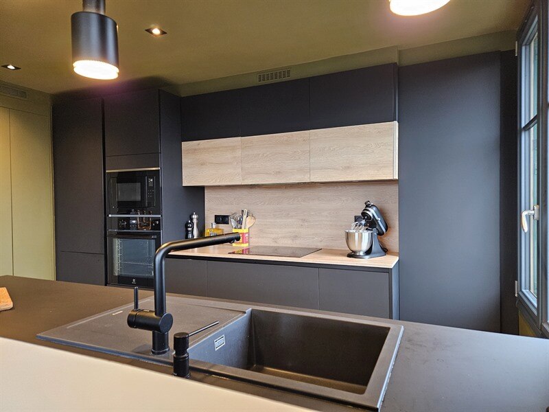 Cuisine ouverte de style moderne bois et noir à Nantes | Raison Home - 6