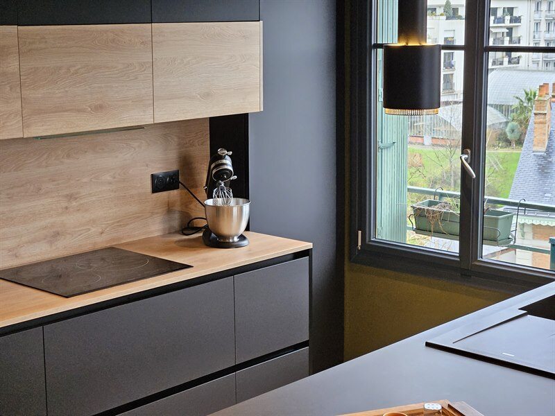 Cuisine ouverte de style moderne bois et noir à Nantes | Raison Home - 9