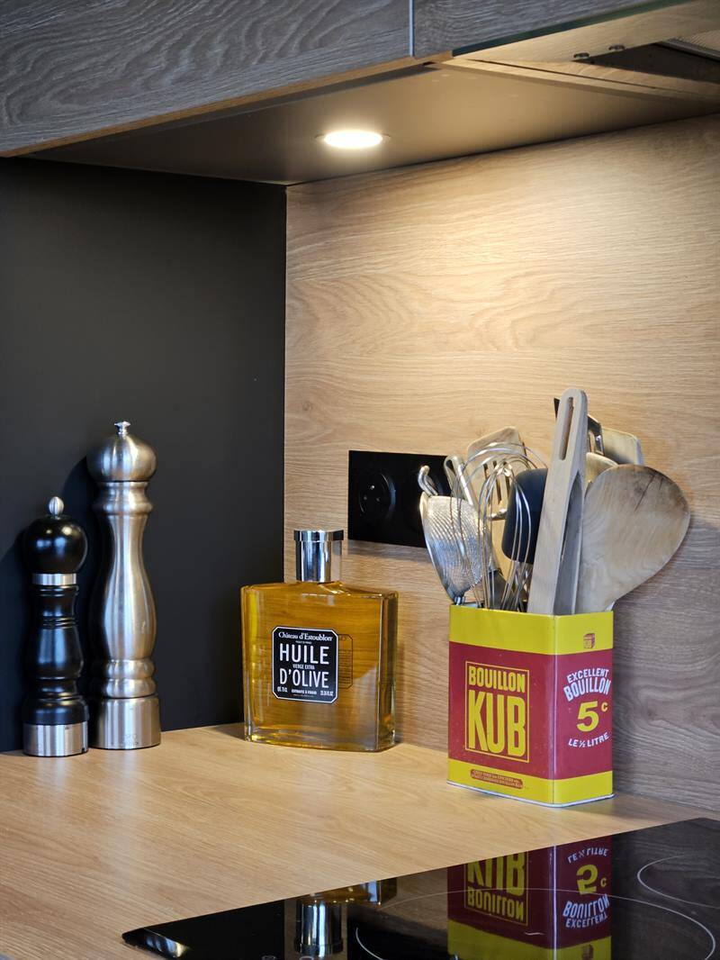 Cuisine ouverte de style moderne bois et noir à Nantes | Raison Home - 10